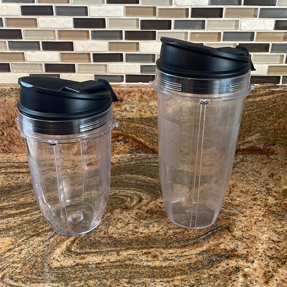 Nutri Ninja Smoothie cups with Lids, medium and large set
